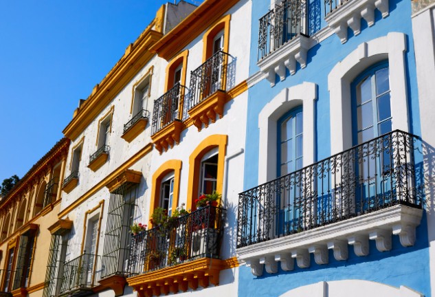 Fachadas de edificios rehabilitadas con colores tradicionales andaluces