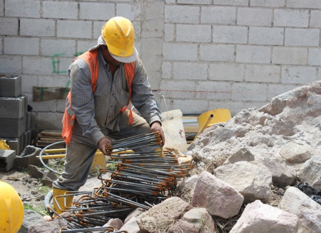 Albañil trabajando en obra de construcción en Granada