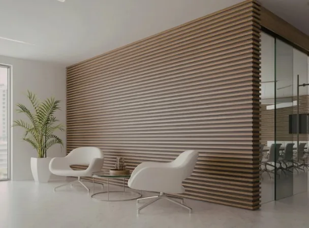 Salón renovado con revestimiento decorativo tras una reforma integral en Granada