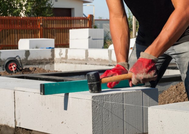 Construcción de muro perimetral con bloques de hormigón en Granada