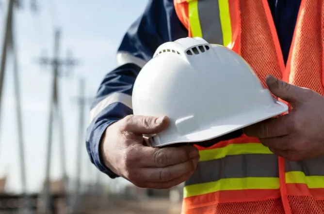 Profesional de la albañilería con equipo de protección en Granada