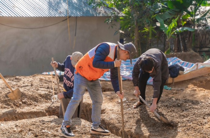 Equipo de albañiles trabajando en obra en Granada