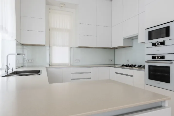 Reforma de cocina blanca minimalista de diseño en Maracena, Granada